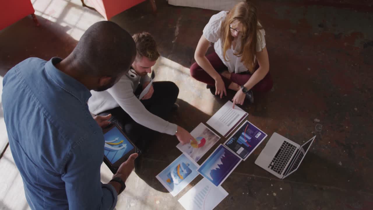 jóvenes profesionales creativos que trabajan en una oficina moderna