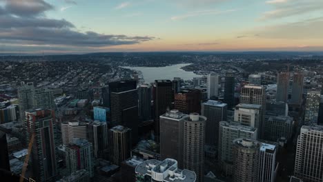 aérea sobre el centro de seattle rascacielos hacia el lago unión con nubes y cielo