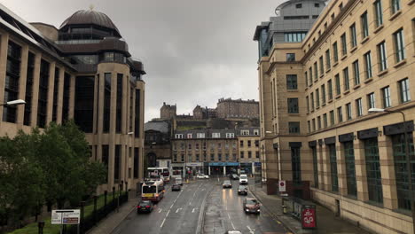 Una-Calle-Muy-Transitada-En-Edimburgo-Con-Vistas-Al-Castillo-De-Edimburgo