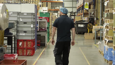 trabajador masculino del almacén entrando en la instalación