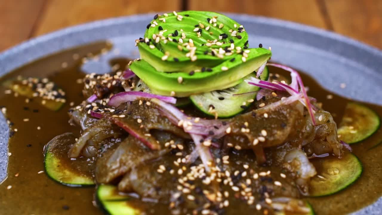 aguachile 접시, 나무 테이블에 전통적인 멕시코 요리
