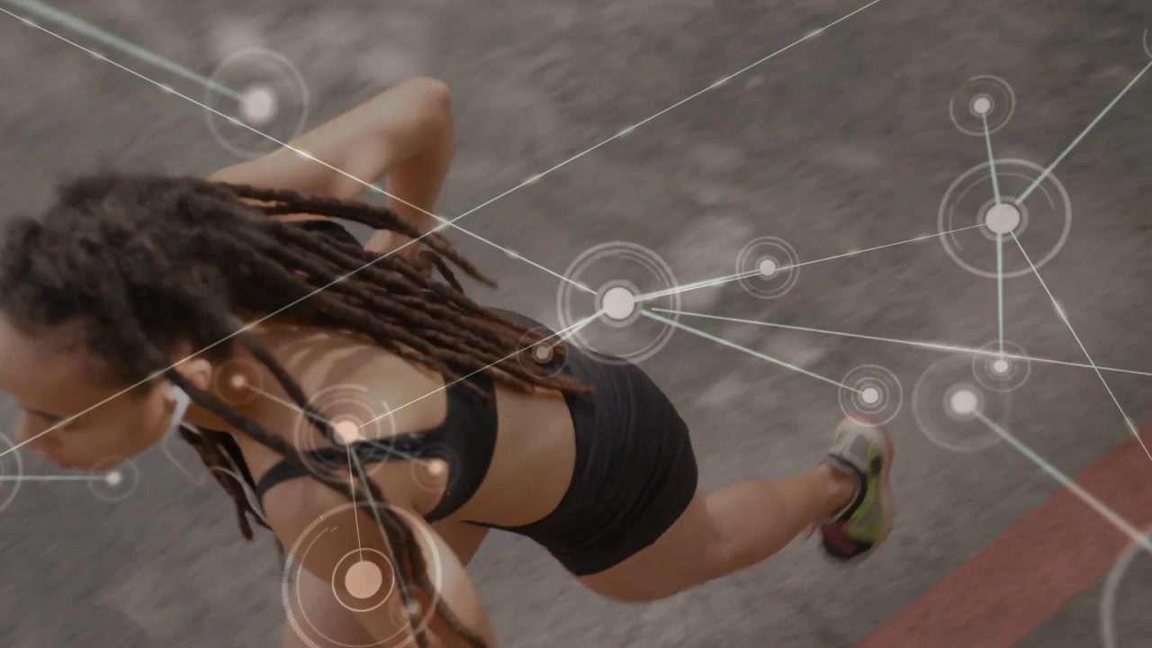 Coureuse s'élançant, accélérant à pleine vitesse sur une piste, avec un affichage tête haute (HUD) mesurant les données du poignet, de la poitrine et de la tête pour le fitness.