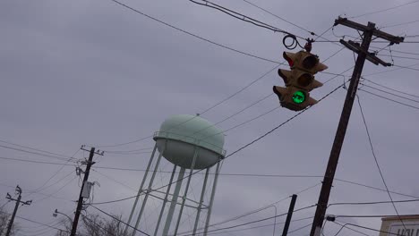 Streetlights-change-from-green-to-red-in-small-town-America