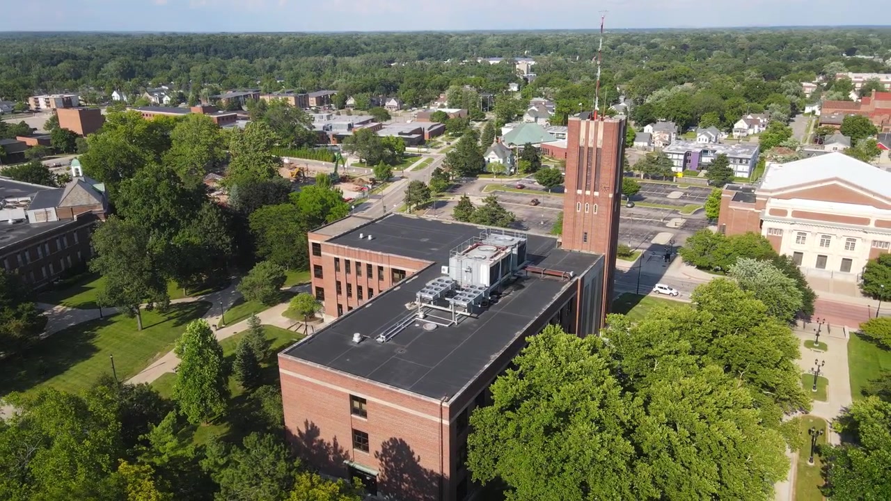 Pierce Hall ved Eastern Michigan University i Ypsilanti, Michigan, USA, luftfoto fra drone.
