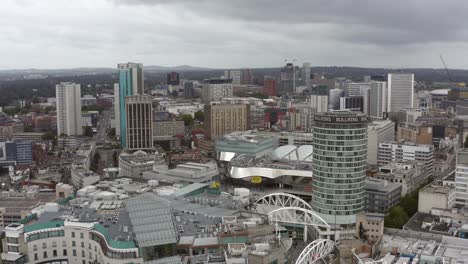 dron wystrzelony lecący w dół na centrum birmingham