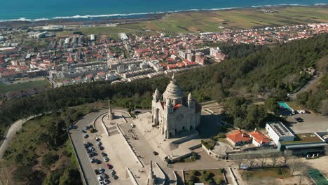 el santuario de santa luzia tiene vistas a la ciudad de viana do castelo, portugal.