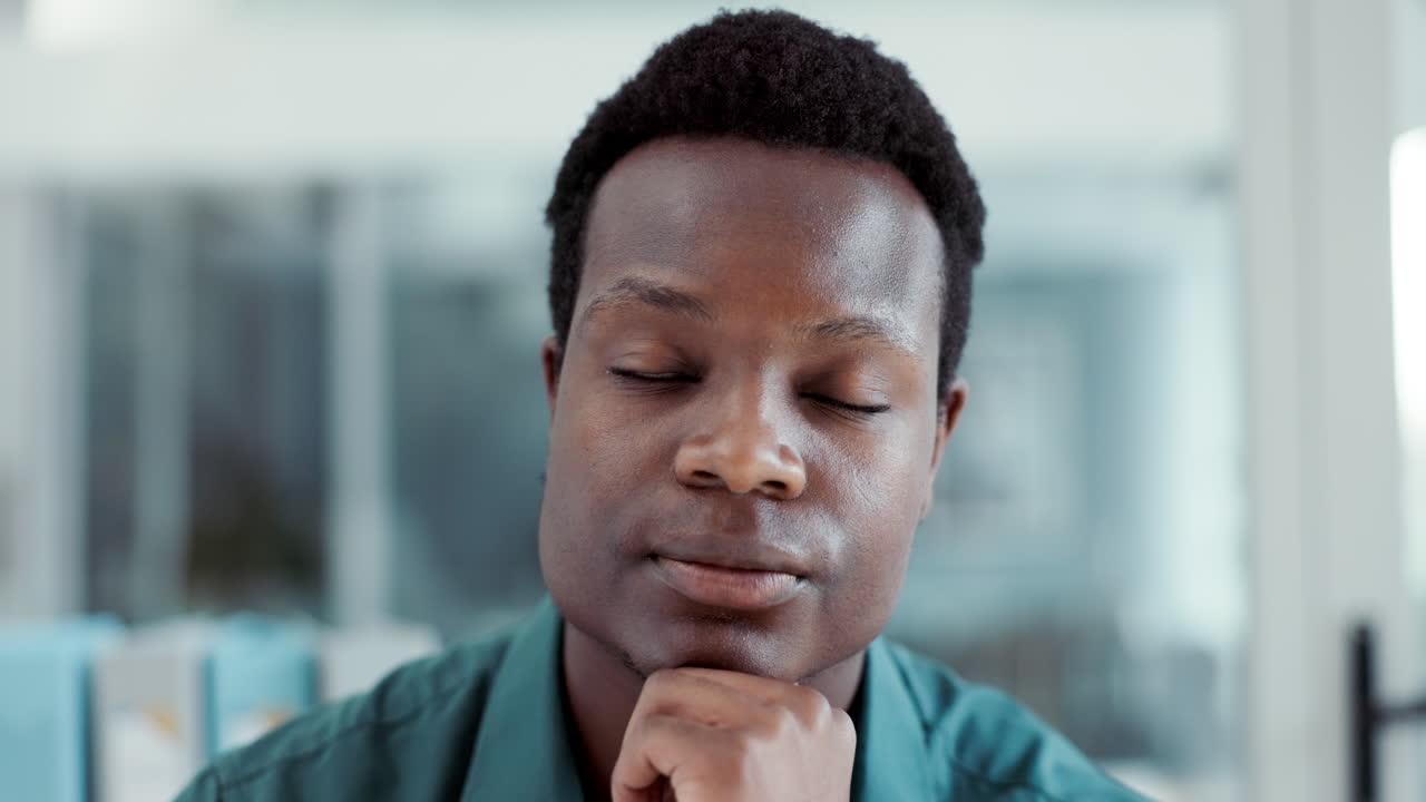 homme noir, sérieux et le visage de l'entreprise