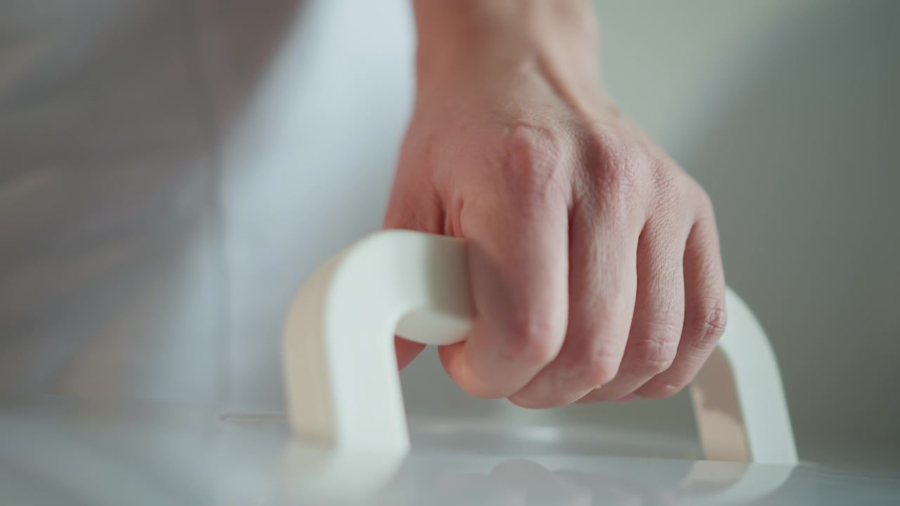 Sundhedspersonale håndterer omhyggeligt sterile kirurgiske instrumenter. Læge arrangerer omhyggeligt steriliserede værktøjer i et kontrolleret klinisk miljø før proceduren.