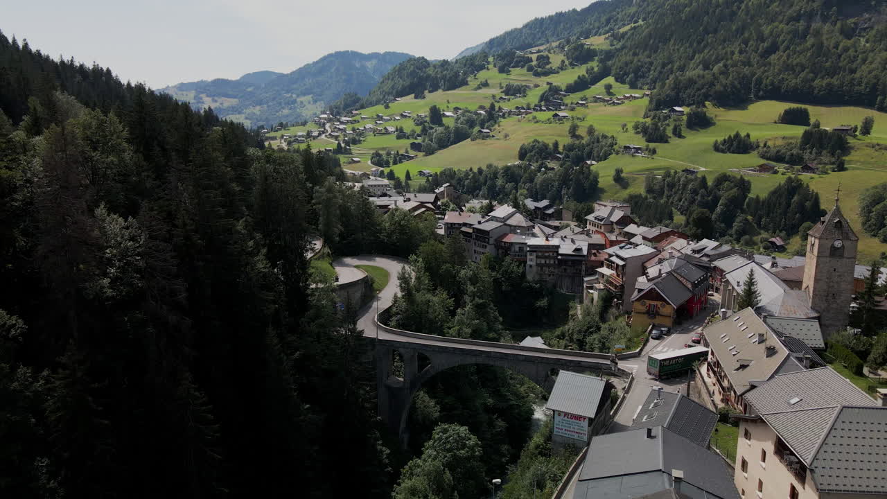 vista panorámica aérea de steg-hohtenn con muchos coches en las carreteras, cerca del valle de löschental en suiza