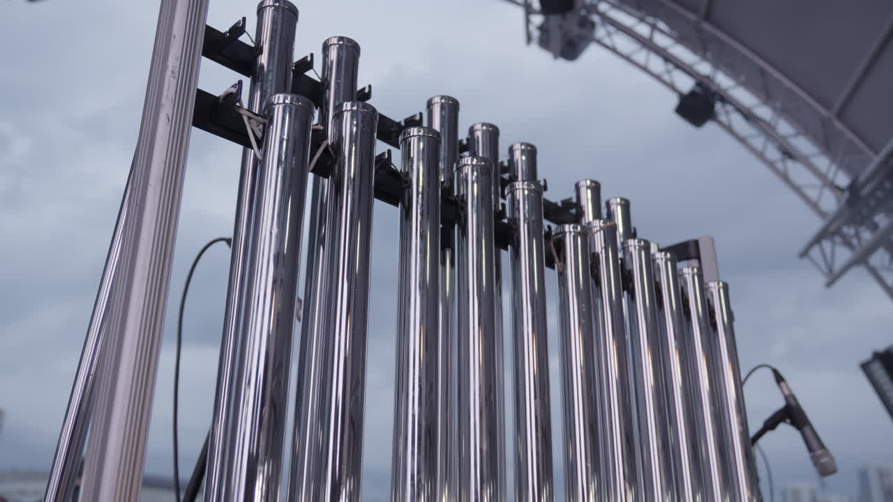 무대 위의 튜브 모양의 종