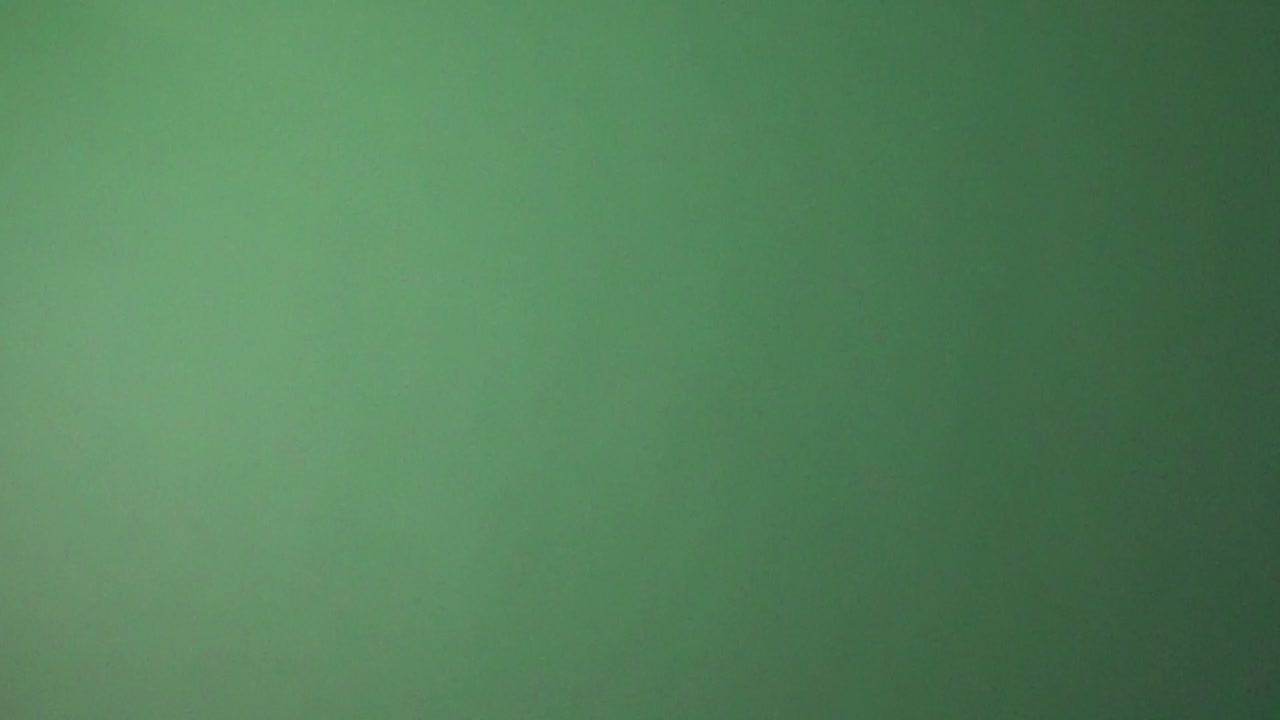 disparo en cámara lenta de un solo billete de peso mexicano cayendo con una pantalla verde