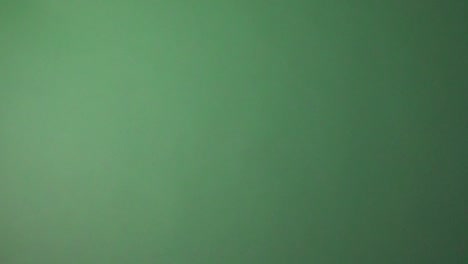 disparo en cámara lenta de un solo billete de peso mexicano cayendo con una pantalla verde