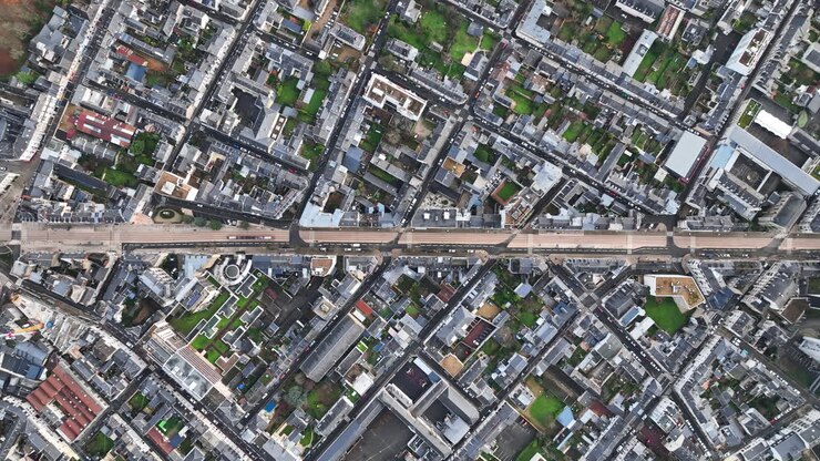 las vistas cargadas de nubes de le mans destacan sus torres de la catedral, el circuito de carreras,