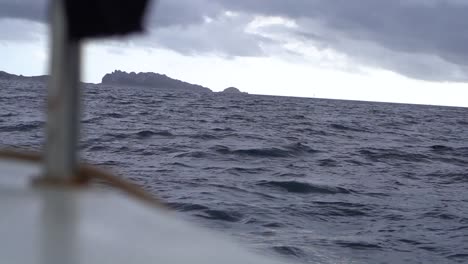 Toma-Del-Mar-Y-Una-Isla-Desde-La-Cubierta-De-Un-Velero-Durante-Un-Día-Nublado