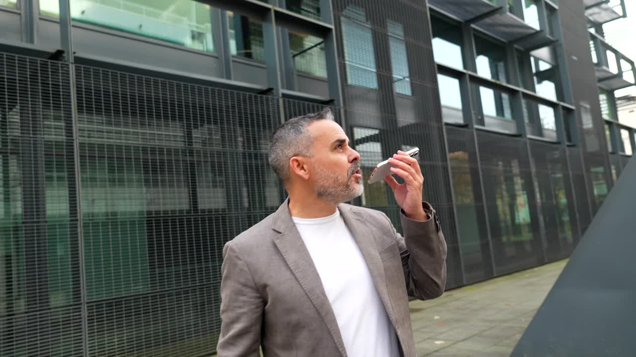 hombre usando teléfono inteligente al aire libre