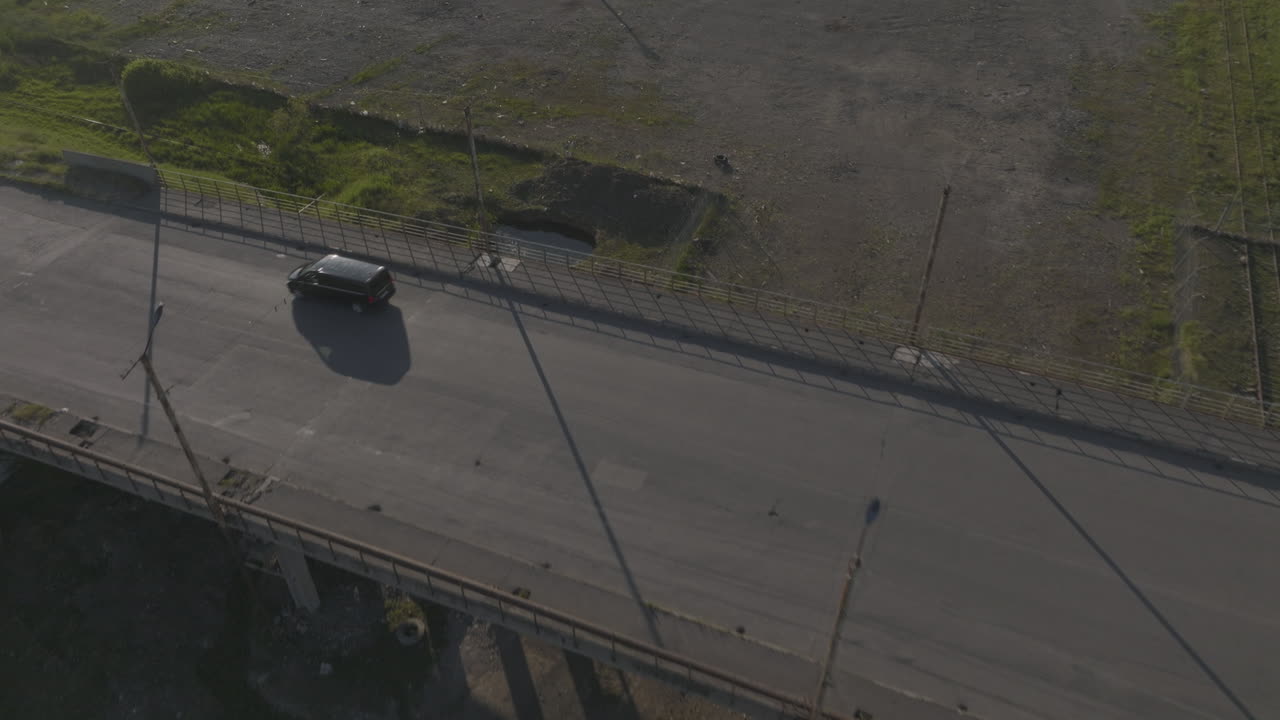 toma de drones de autos conduciendo en el puente de la carretera, dtla, georgia