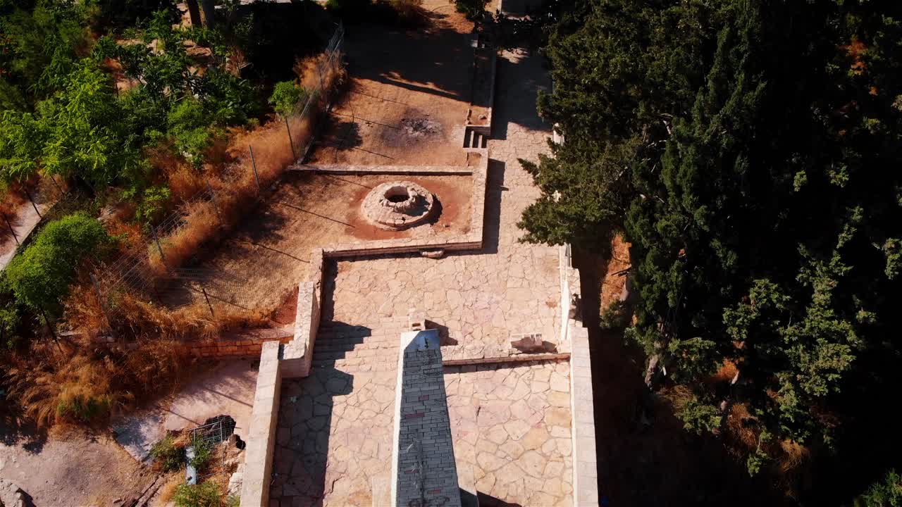 Veduta aerea di antiche strutture in pietra e sito storico con monumento