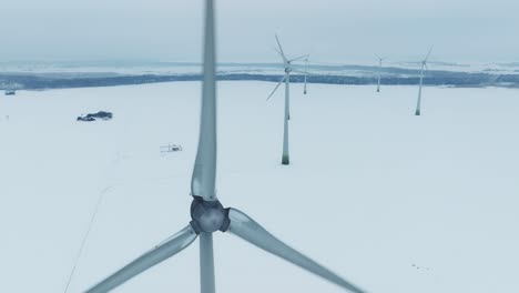 En-Un-Parque-Eólico,-Las-Palas-Giran-Y-Producen-Electricidad-Para-Los-Consumidores.