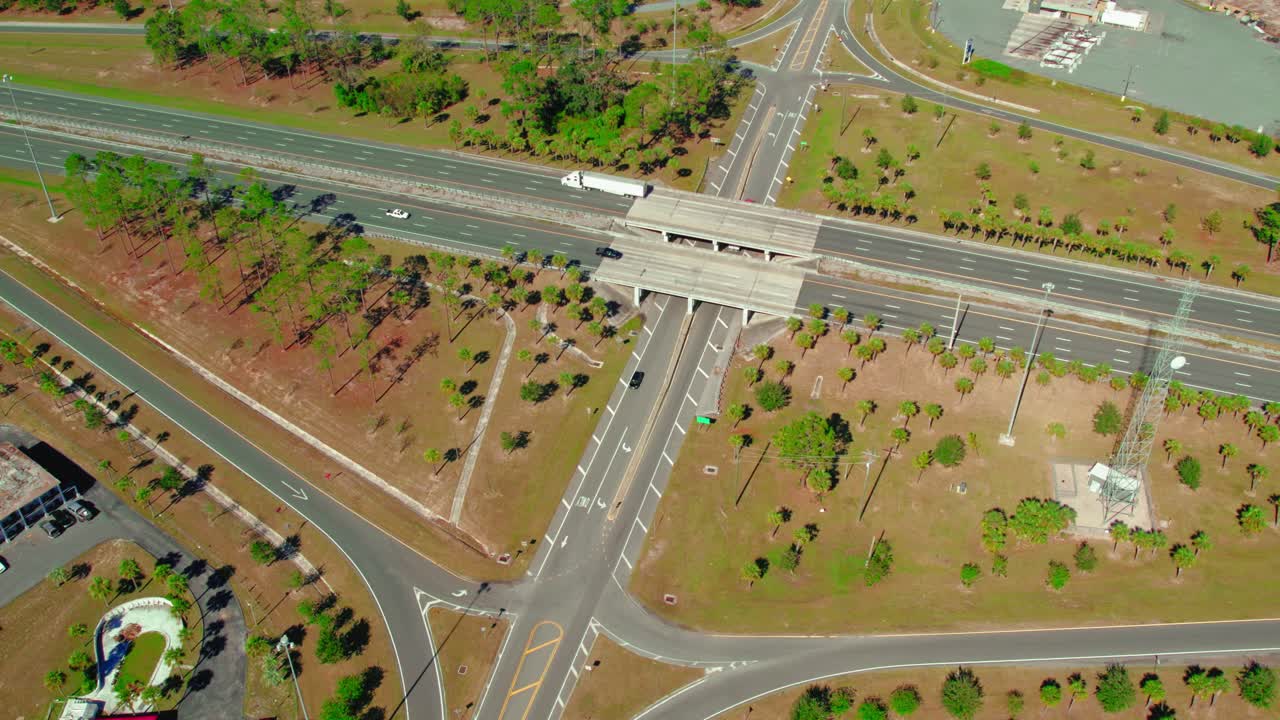 hermosa antena de negocios de logística en acción, semitractores y remolques conduciendo