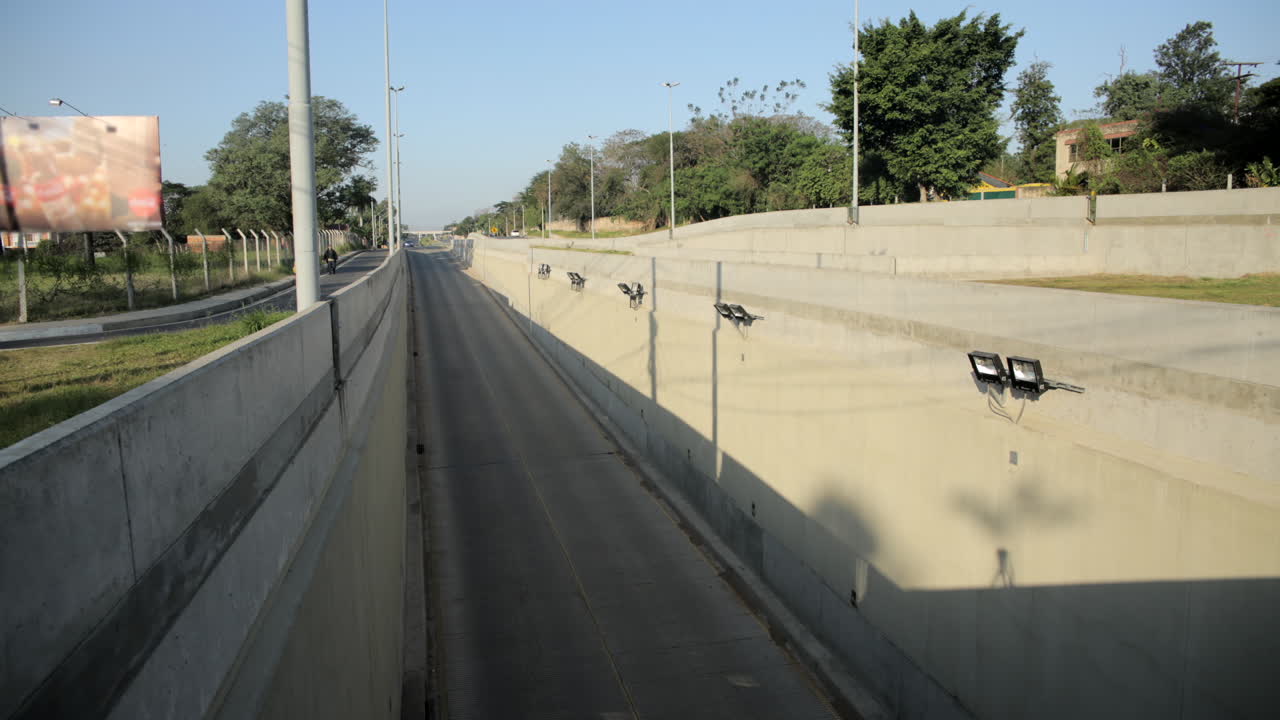 time-lapse shot tráfico de automóviles ciudad carretera túnel autopista en la ciudad de asunción, paraguay