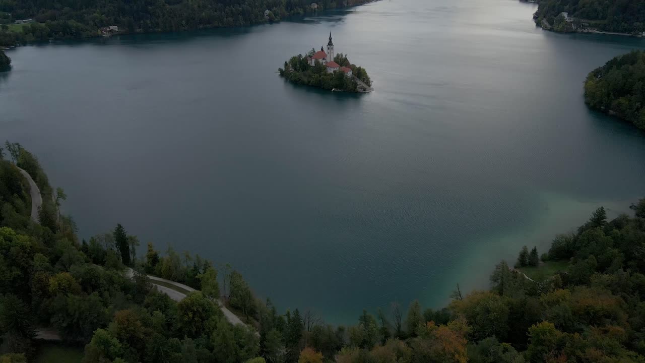 Suggestiva vista aerea dell'isola del Lago di Bled e delle montagne