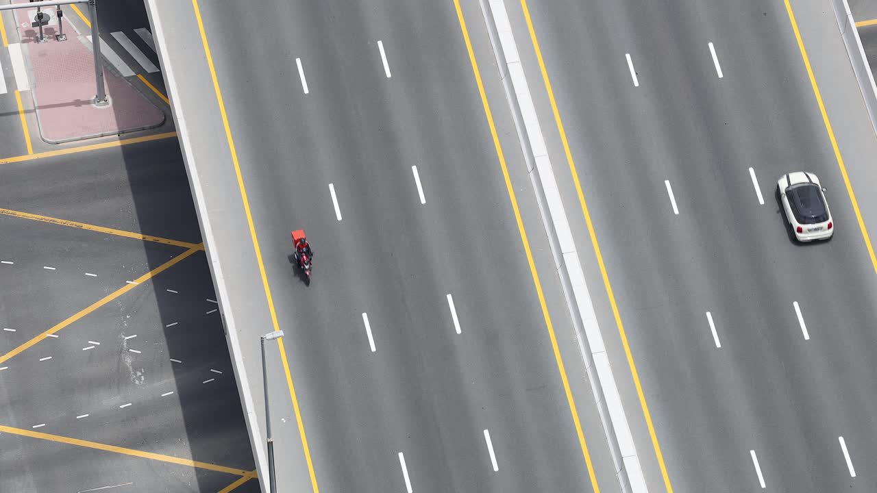 다차선 도로에서 차량과 오토바이