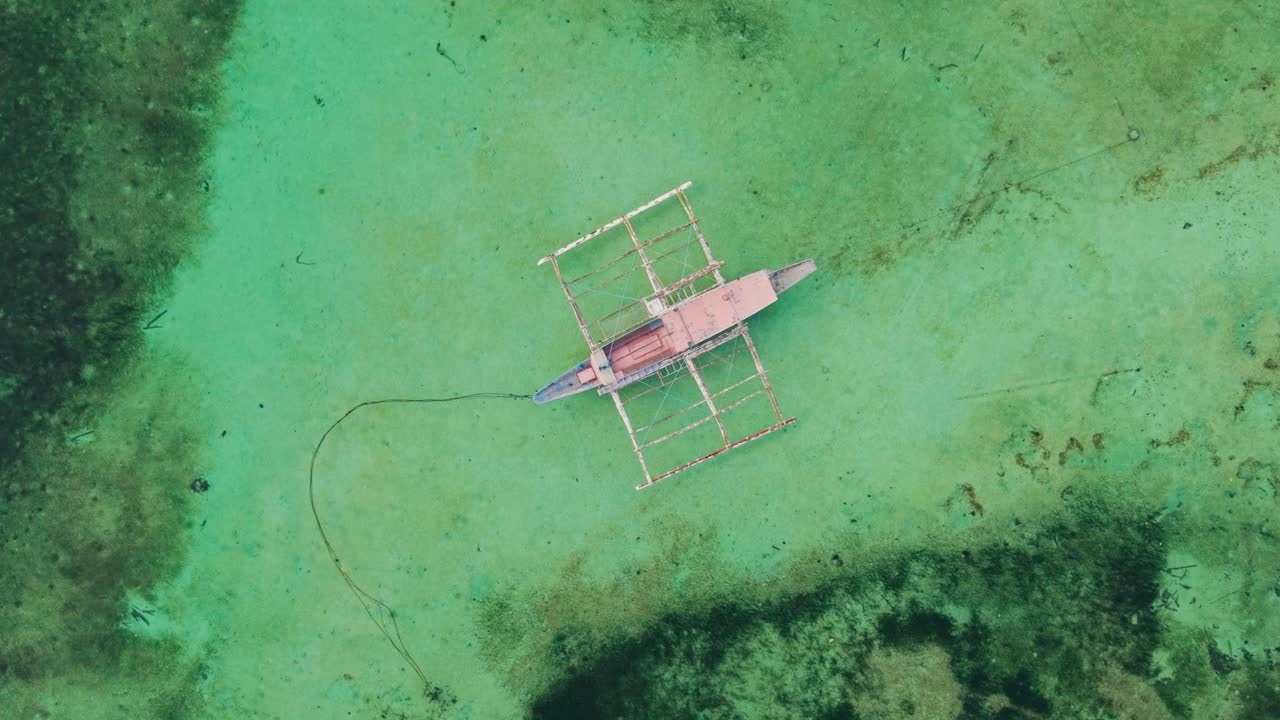 Flycam từ từ bay lên trên thuyền Philippines ở vùng biển nông Palawan, Philippines