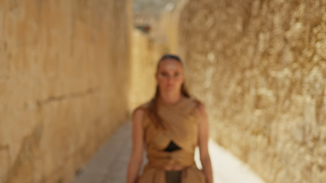 Modella di danza fashion che entra a fuoco