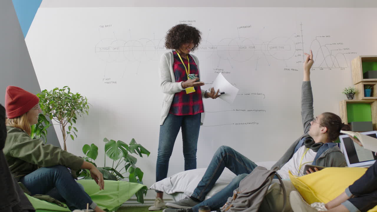 joven mujer de negocios afroamericana grupo de enseñanza de estudiantes mostrando la línea de tiempo del proyecto en pizarra presentando datos gráficos equipo diverso lluvia de ideas compartiendo ideas en la conferencia de la oficina