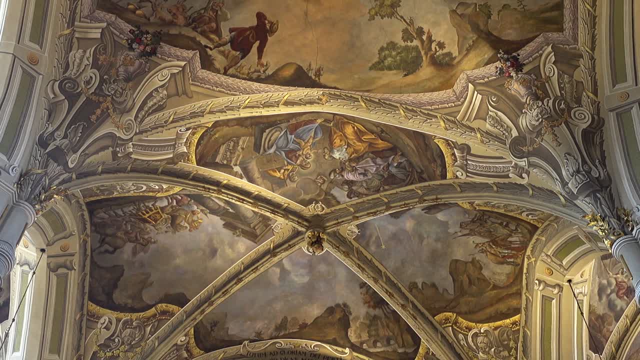 Beschieting van de Katholieke Kathedraal. Lviv, Oekraïne