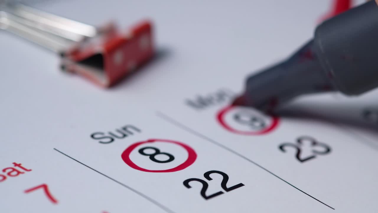 marcando una fecha en un calendario