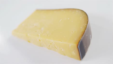 una rebanada de queso sobre un fondo blanco