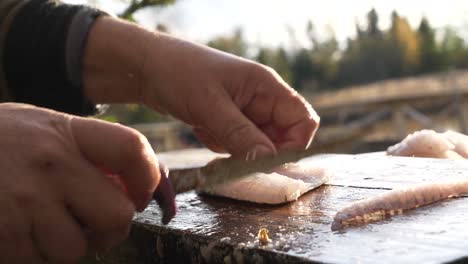 Fischer-Mit-Rostigem-Altem-Messer,-Das-Fisch-Draußen-Filetiert