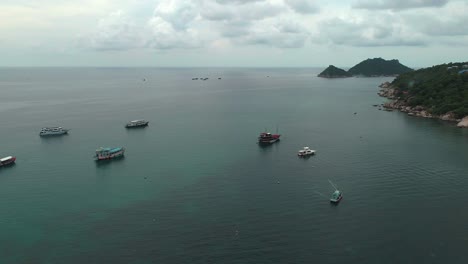 volando sobre el mar y los barcos
