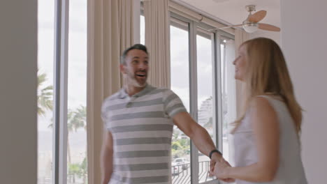 Feliz-Pareja-Mudándose-A-Un-Nuevo-Apartamento-Juntos-Celebrando-Un-Hito-En-La-Relación-Abrazándose-Y-Disfrutando-De-Una-Inversión-Inmobiliaria-Exitosa