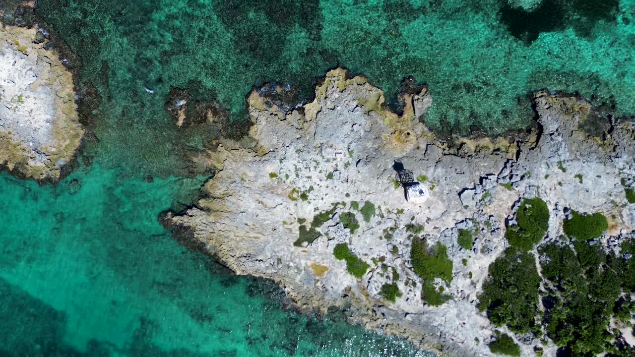 Vista aerea di una costa rocciosa con un faro
