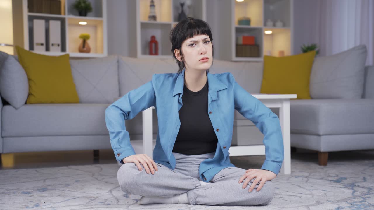 화난 젊은 여자.