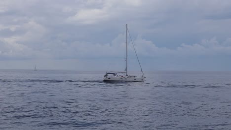 Vista-Brumosa-Del-Barco-Navegando-En-El-Agua-De-Croacia