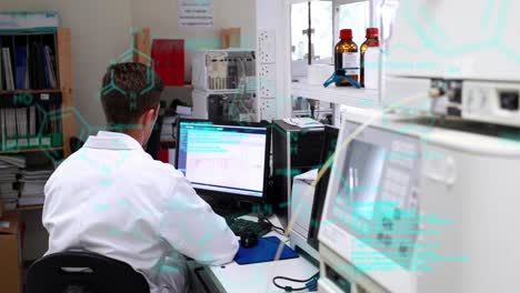 estructuras moleculares flotando contra científico masculino caucásico usando computadora en el laboratorio