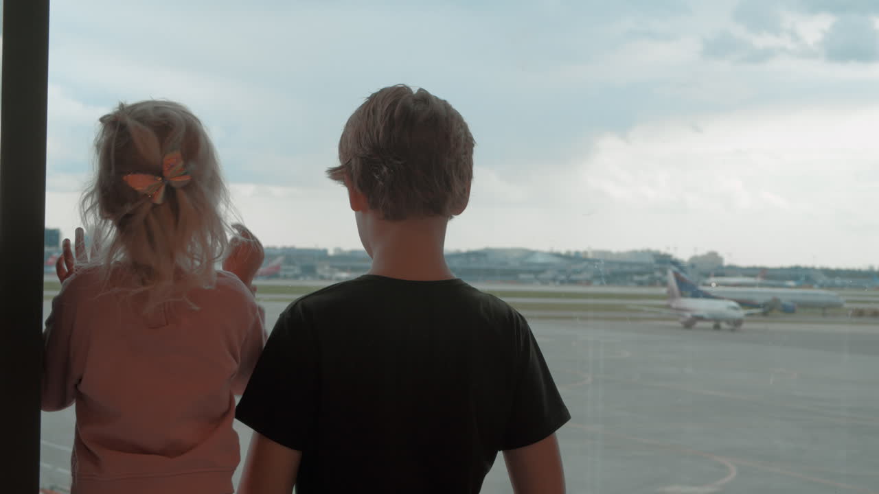 ver aviones hace que su espera sea más entretenida.