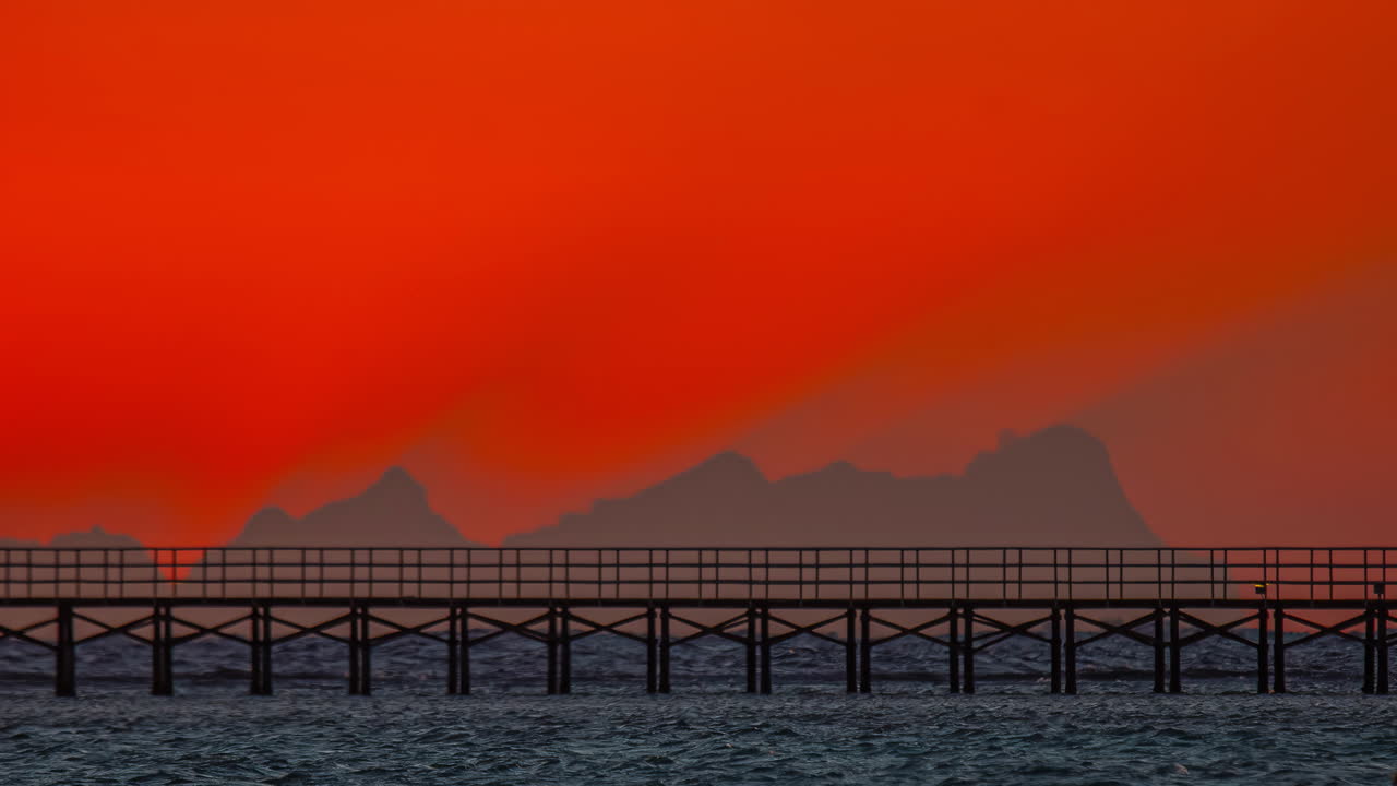 산의 실루과 활기찬 은 하늘을 배경으로 떠오르는 태양의 타임스