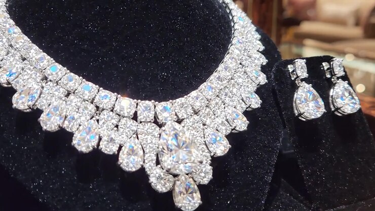Eleganza scintillante: una squisita esposizione di gioielli di lusso con una collana scintillante e orecchini abbinati, esposti in una splendida vetrina.