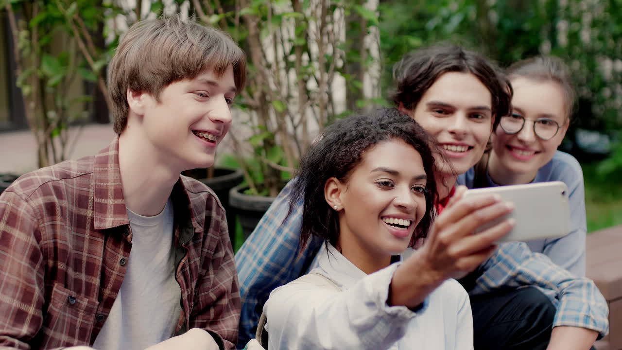 대학 캠퍼스의 다민족 친구들.