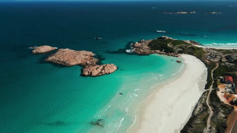 Luftaufnahme-Rückwärts-Zeigt-Dämmerung-Strand-In-Der-Nähe-Von-Esperance-An-Einem-Klaren-Sonnigen-Sommertag-In-Westaustralien