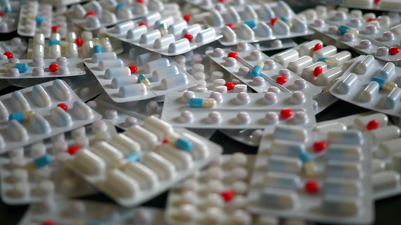 Stapel verschiedener Medikamenten-Blisterpackungen.