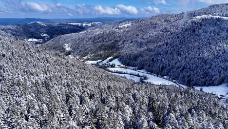 Langsamer-Drohnenflug-Im-Meurthetal-In-Plainfaing-Mit-Schneebedeckter-Landschaft-Im-Frühling-Mit-Blauem-Himmel-Und-Großen-Wolken