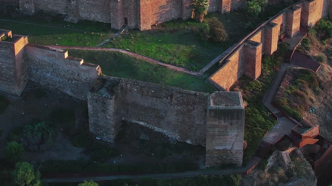 Visita alle mura storiche di Malaga, in Spagna, durante la luce del tardo pomeriggio