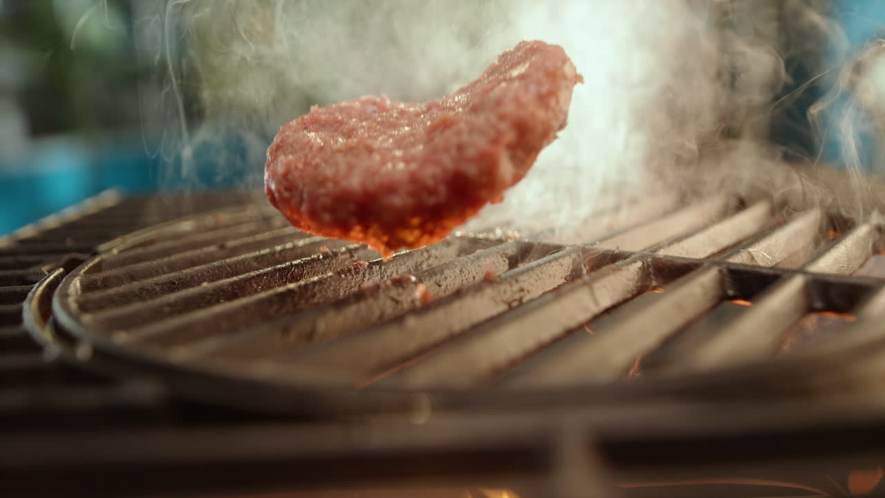 그릴에서 햄버거를 요리하는 것