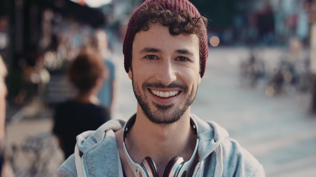 Ritratto in slow motion di un uomo caucasico carino e felice che sorride