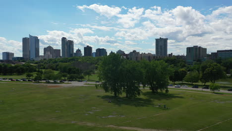 aerial view rising over the veteran´s park